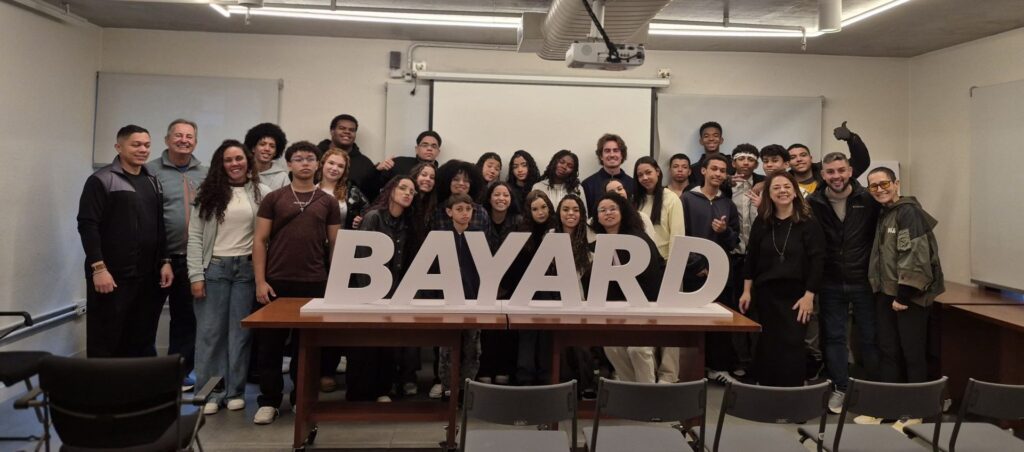 Jovens do Futuro nas Mãos visitam a Bayard e conhecem de perto o mundo do trabalho